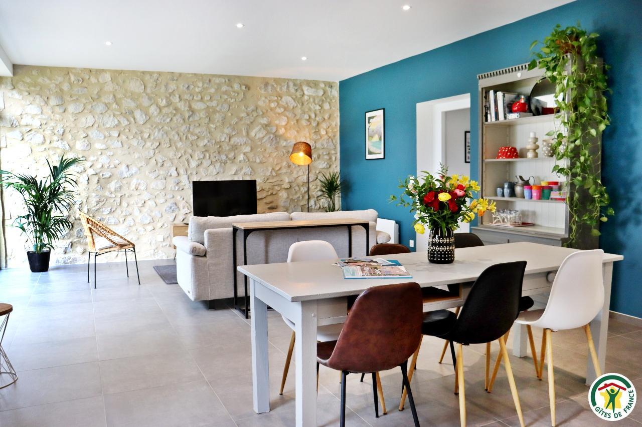 Pièce de vie avec baie-vitrée, séjour/salon/cuisine