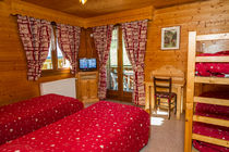 Chambre avec deux lits simples et lits superposées, balcon et TV