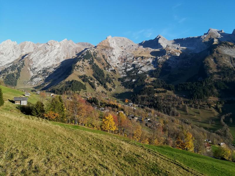 Chaine des Aravis depuis le col des Mouilles en automne