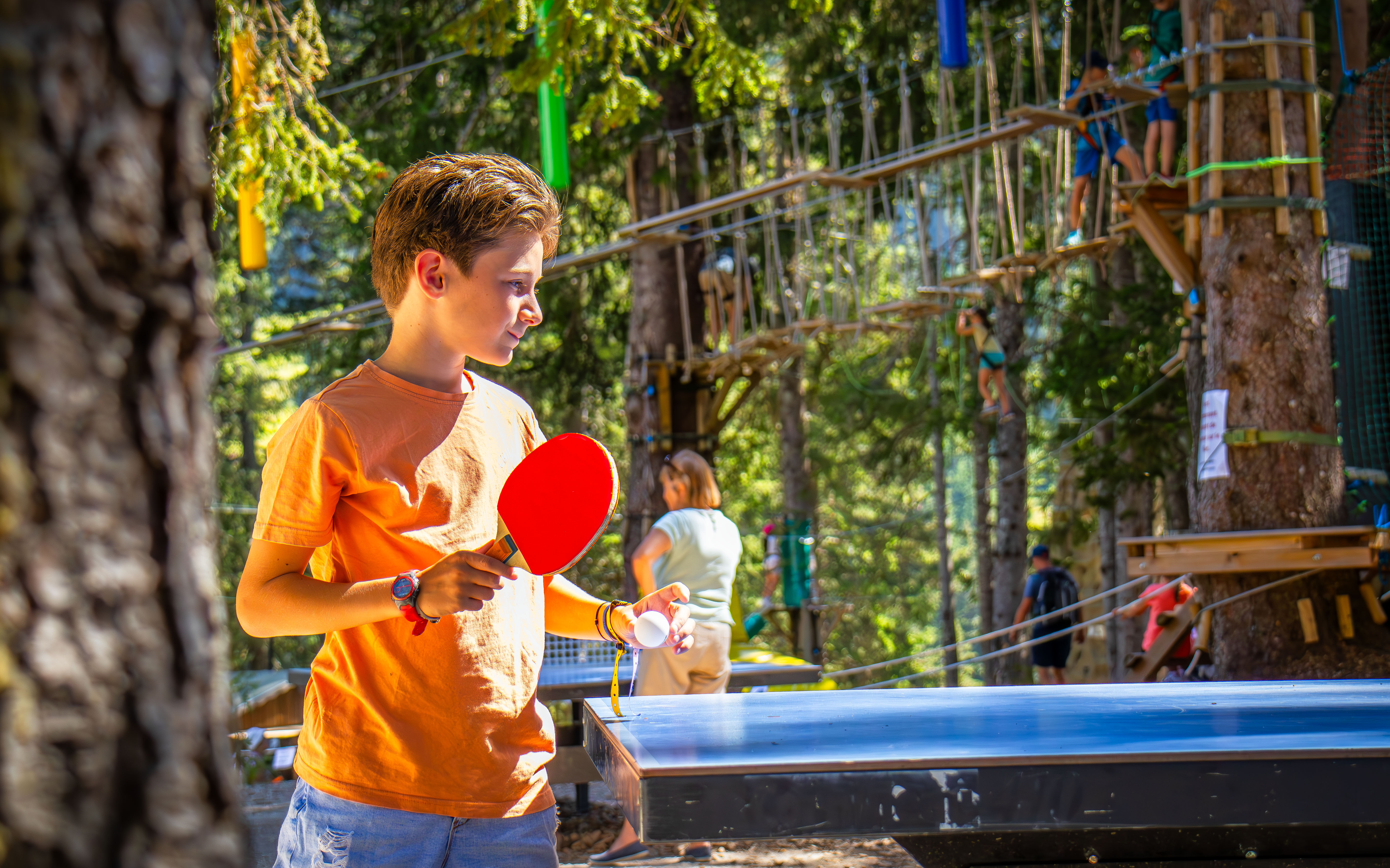 Gros plan sur un jeune garçon