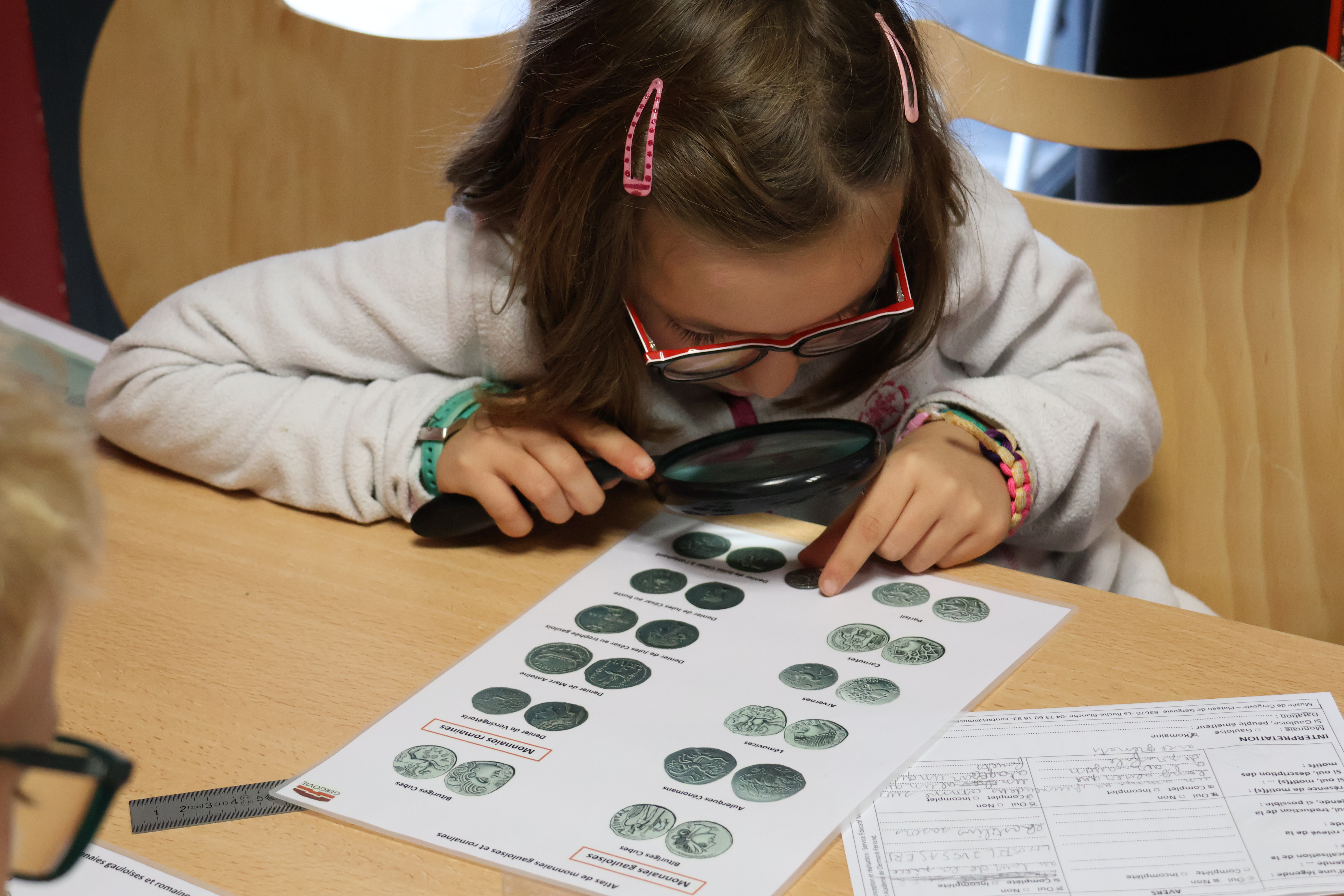 Atelier en famille "Apprentis numismates : les monnaies gauloises à la loupe" | Musée de Gergovie
