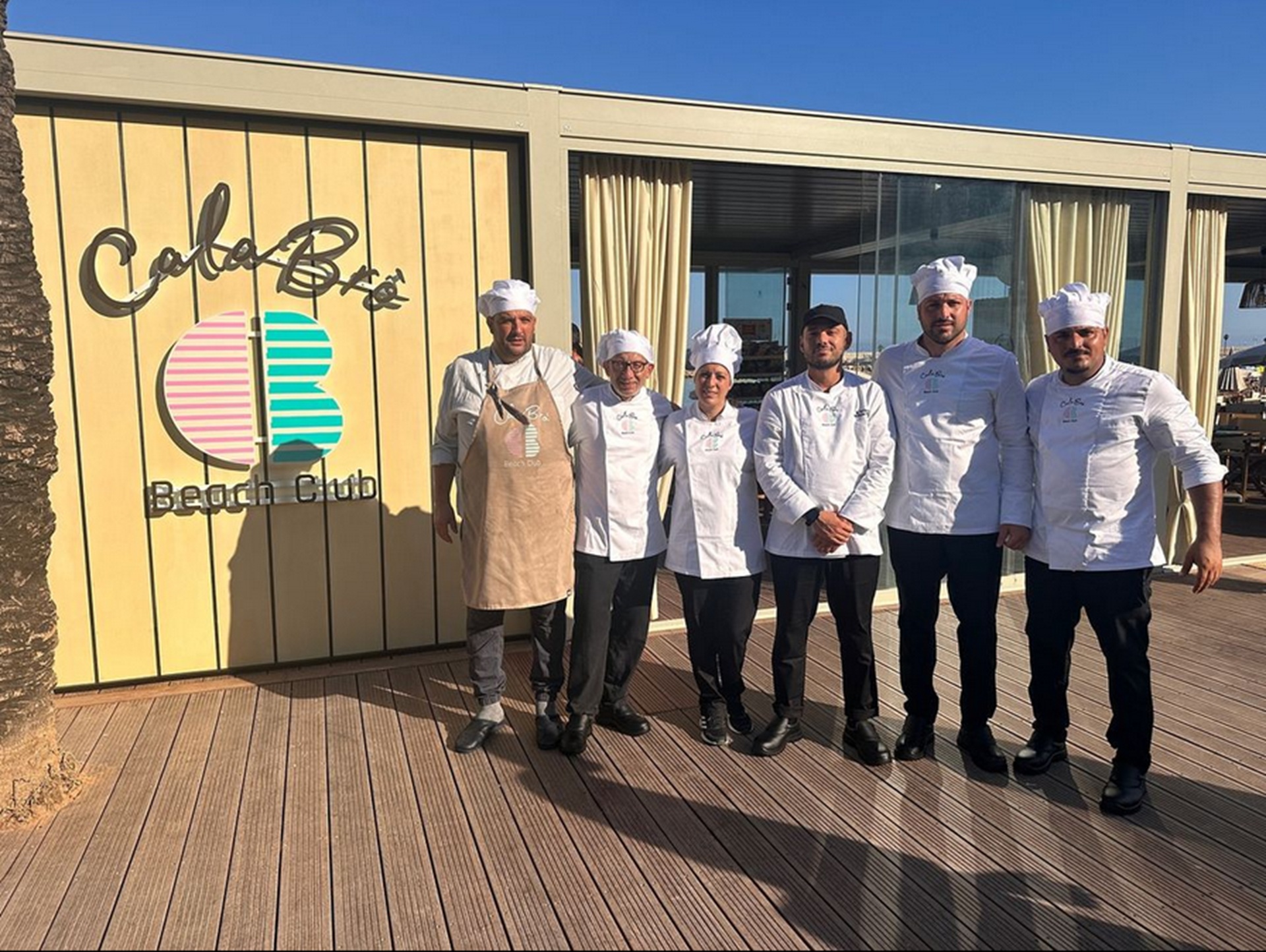 La brigade devant le restaurant