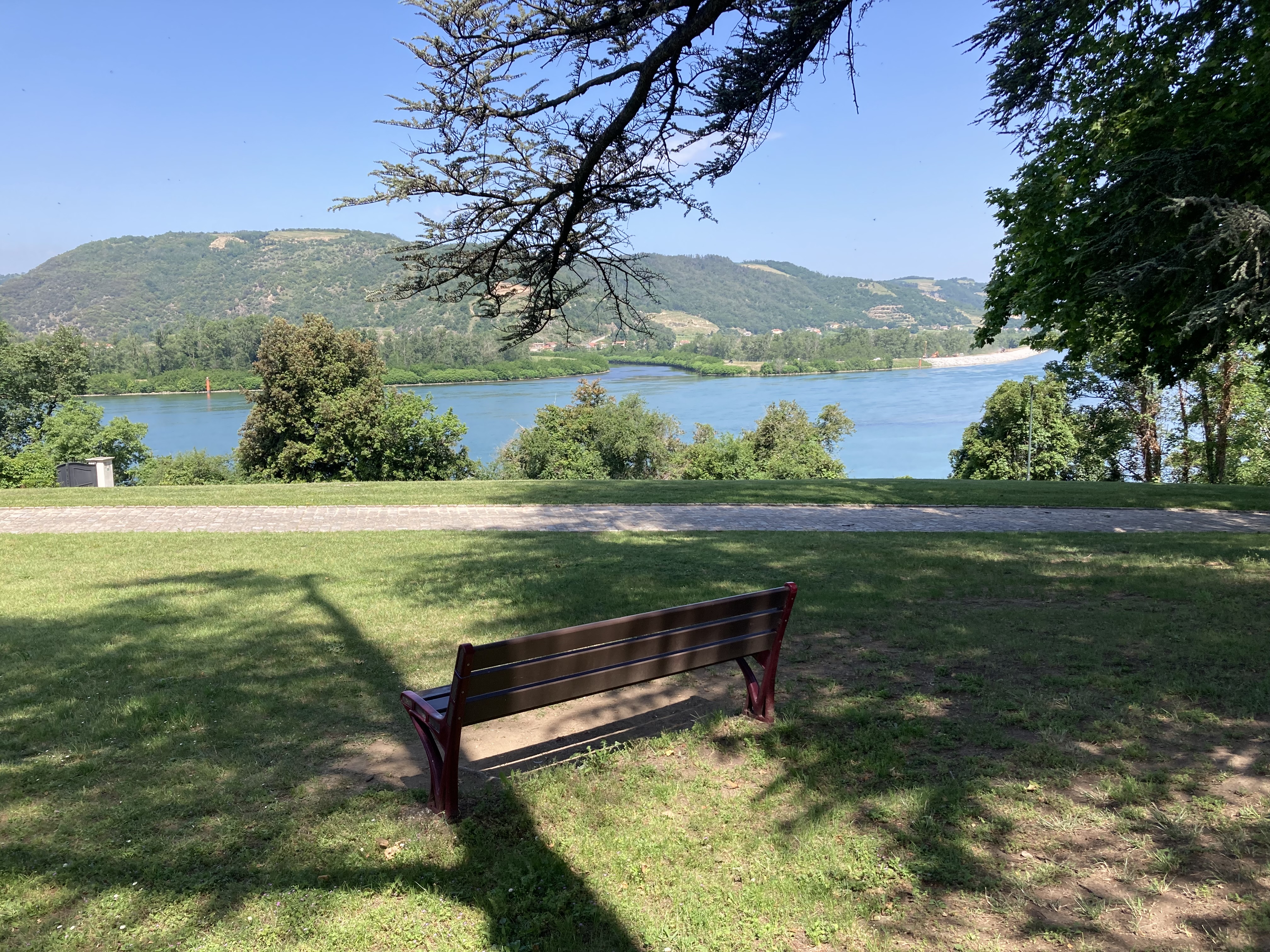 vue sur le rhone parc de la ronceraie à Laveyron