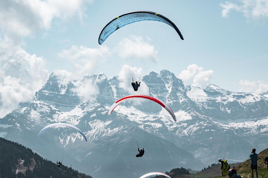 Vol en parapente au-dessus de Châtel avec les Dents du Midi en arrière plan