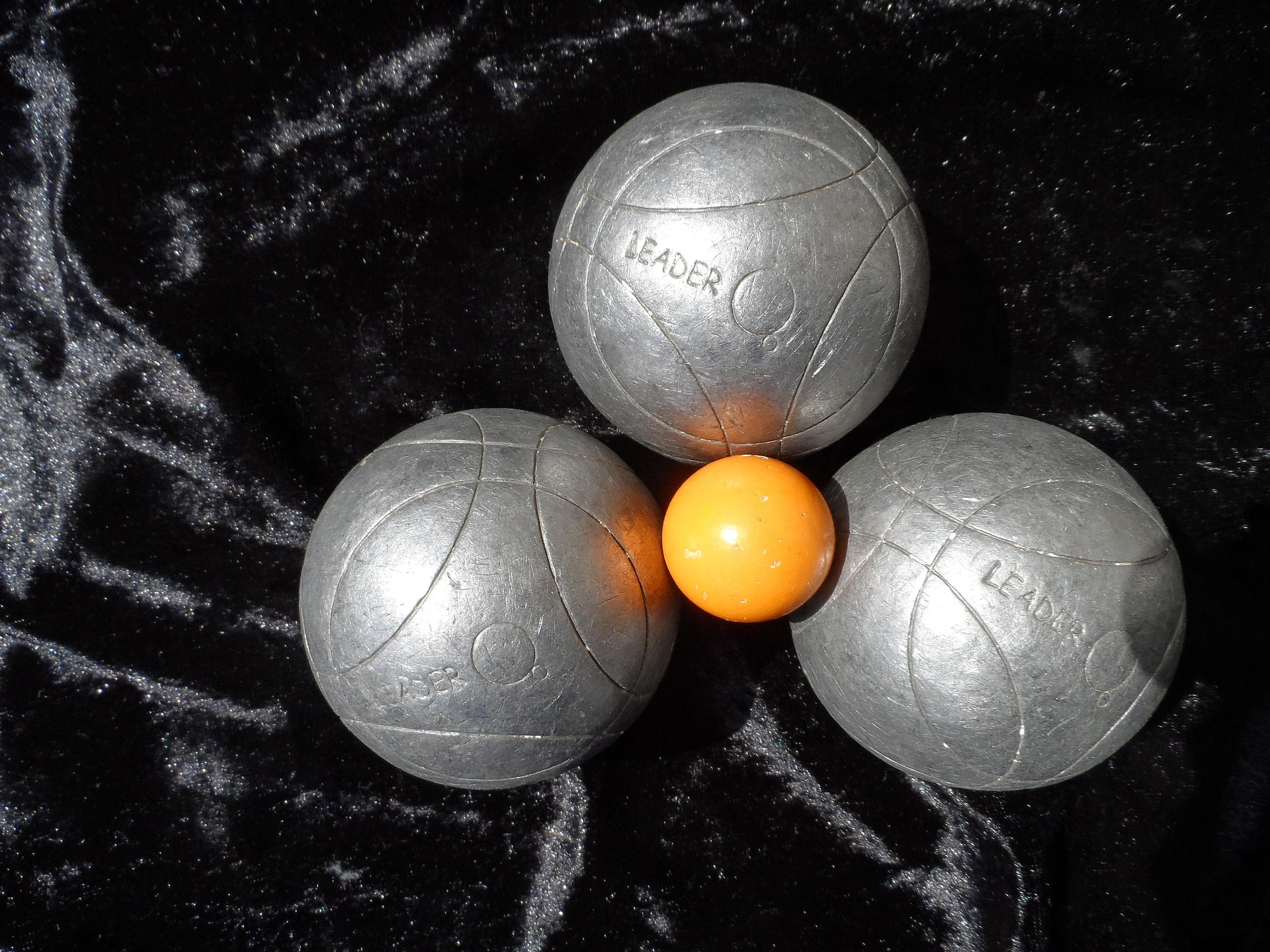 La plaine des jeux : terrains de pétanque et de tennis