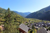 Panorama sur la vallée et le village d'Allos depuis le chalet, montagnes