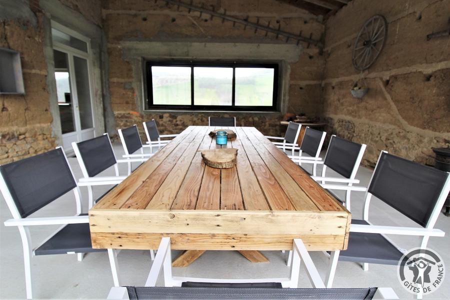 Grand gîte de la Ferme aux escargots,  à St Romain de Popey (Rhône, Beaujolais, proximité de l\'Arbresle et Tarare) : terrasse couverte du gîte L\'Achatine.