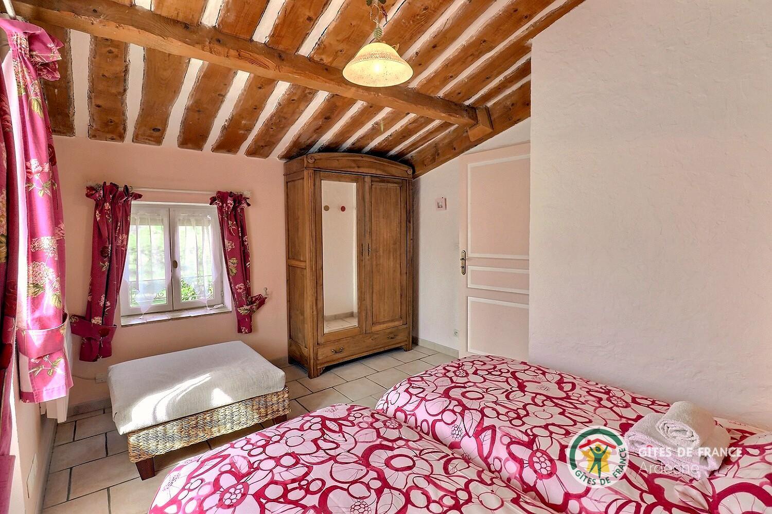 Chambre avec deux lits 80