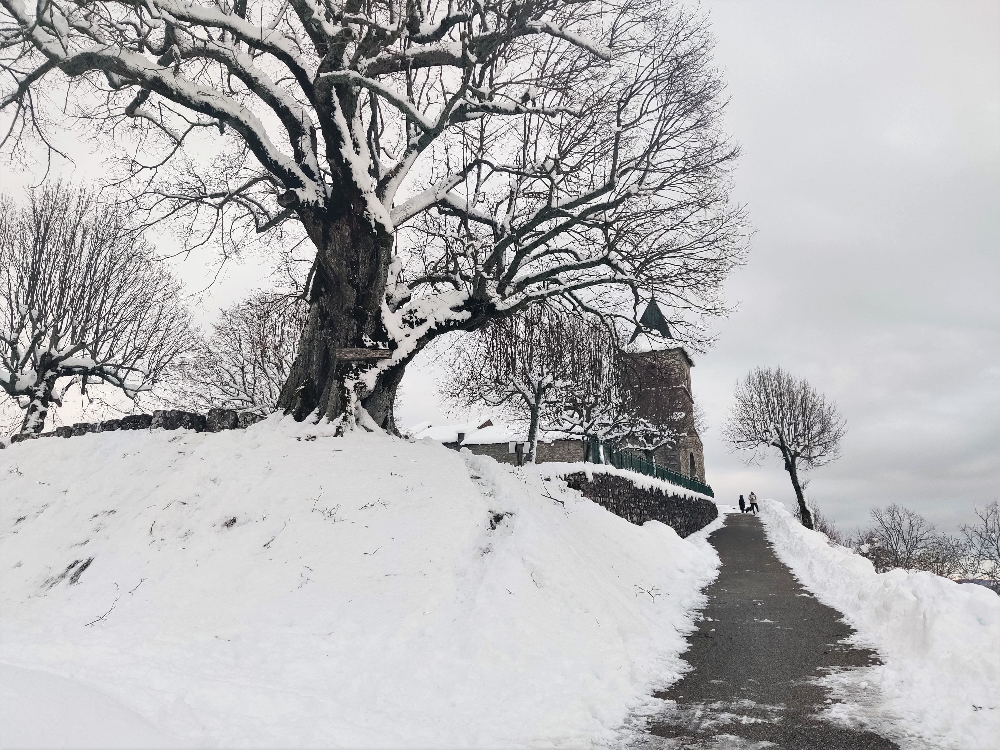 Sully et église Innimond en hiver sous la neige 2_ Charles Saisset
