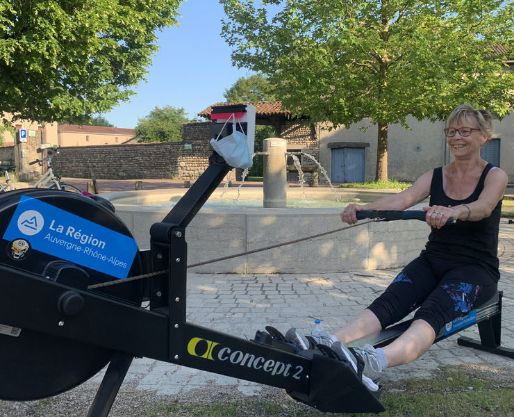 Jeune femme sur concept2