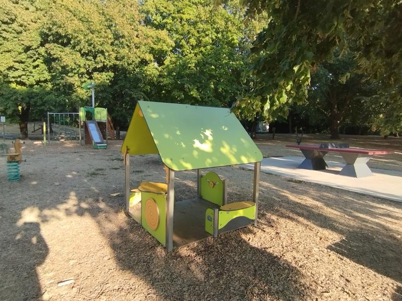 Aire de jeux pour enfants et table de ping-pong
