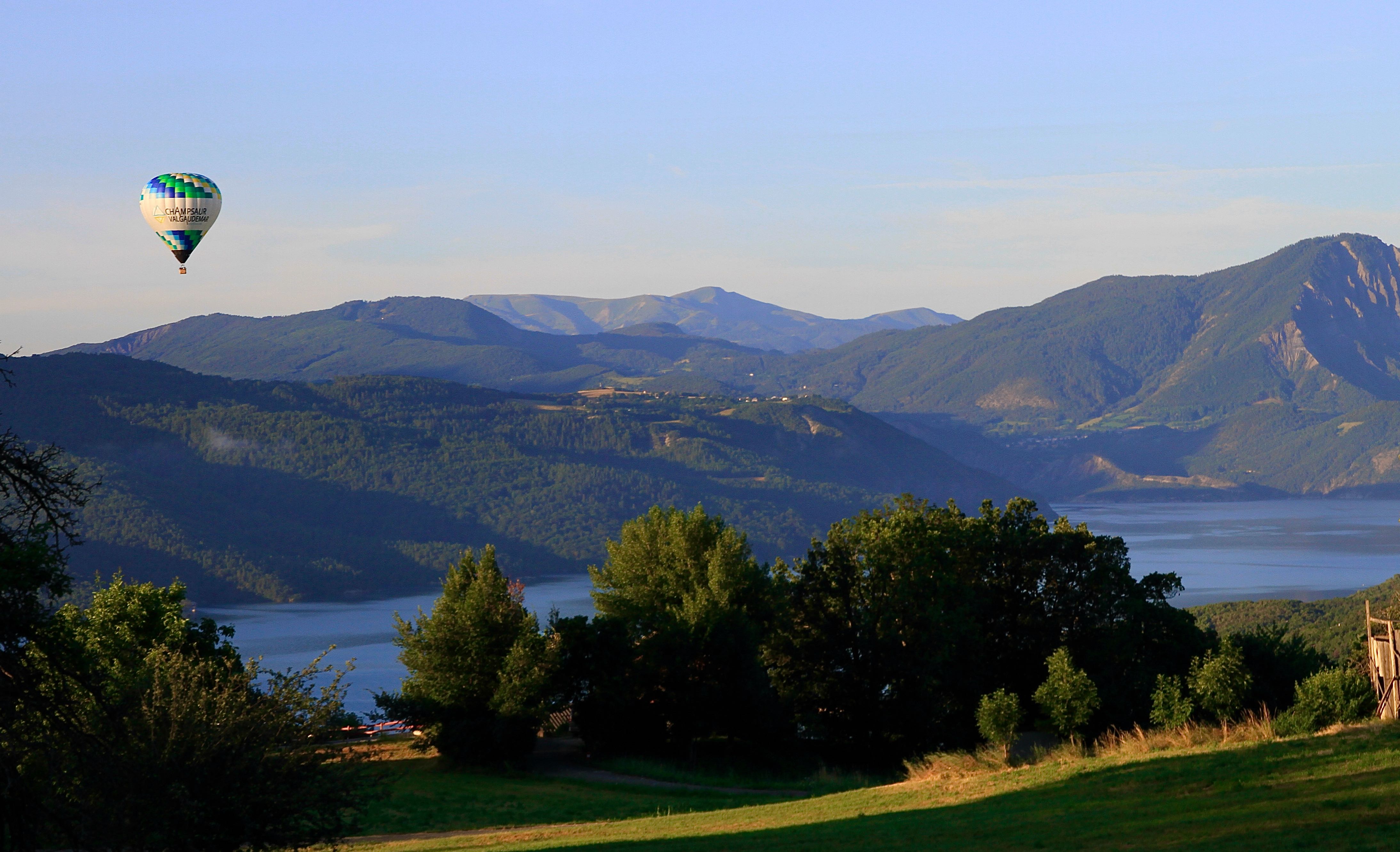 Hautes-Alpes Montgolfière - vol au lac de Serre-Ponçon