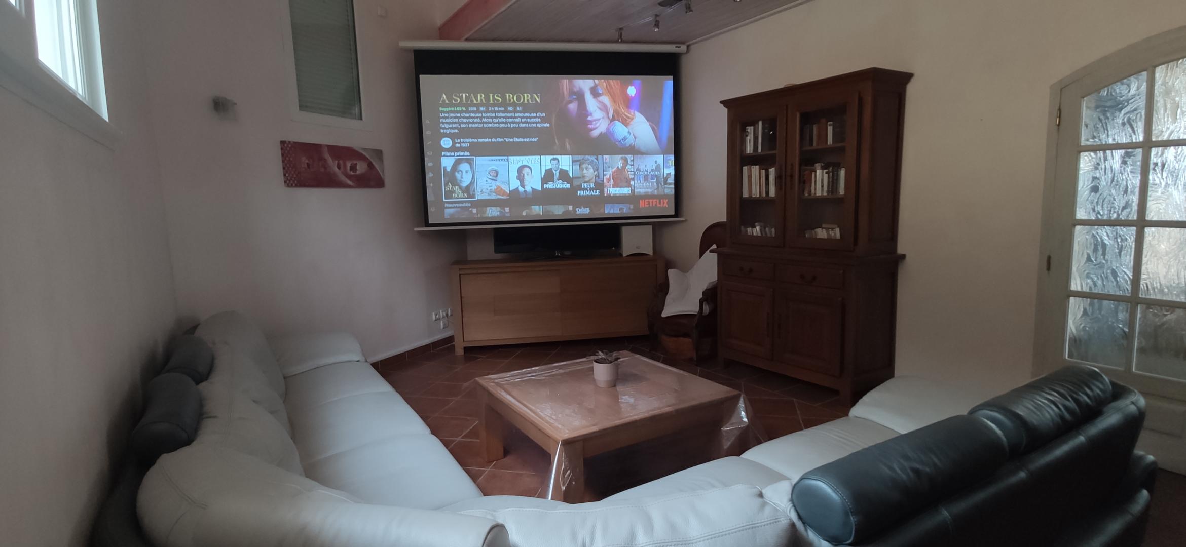 TV connectée (Netflix,Youtube..), grand écran et vidéoprojecteur, home cinéma