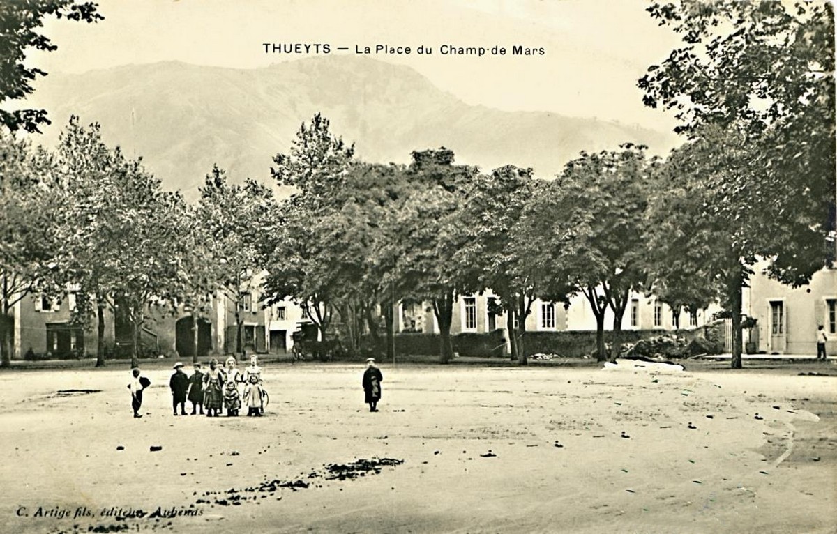 Thueyts - Place du champ de mars sur vieille carte postale ©Ed.Artige fils