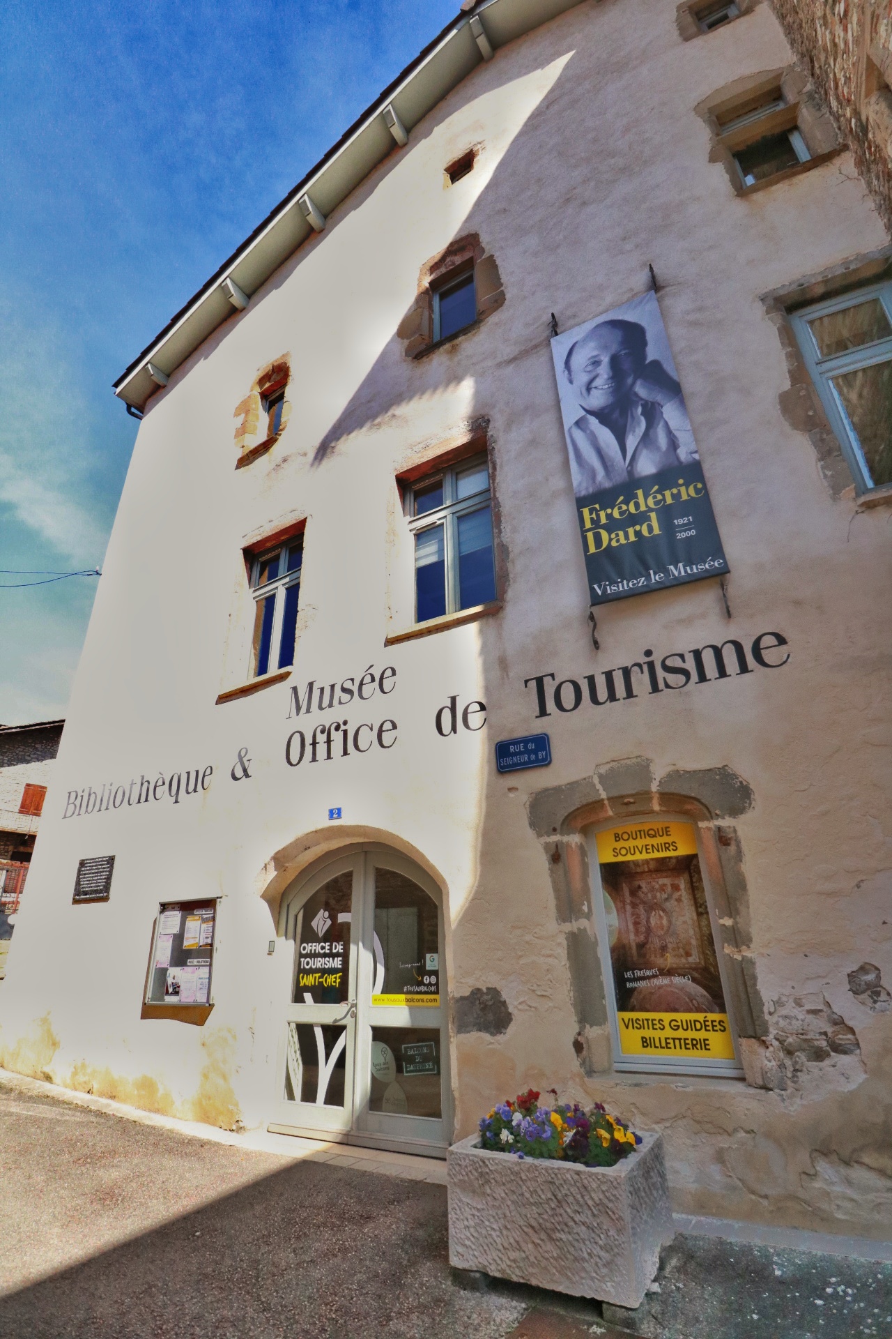 Façade bureau d'information de Saint-Chef, musée et bibliothèque - Balcons du Dauphiné