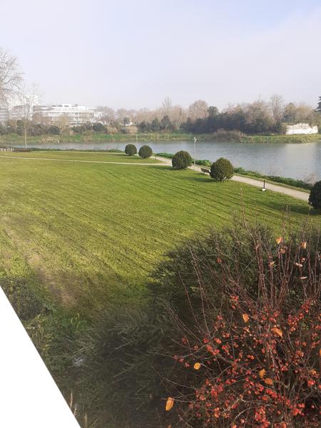 Vue sur le plan d'eau, depuis le balcon.