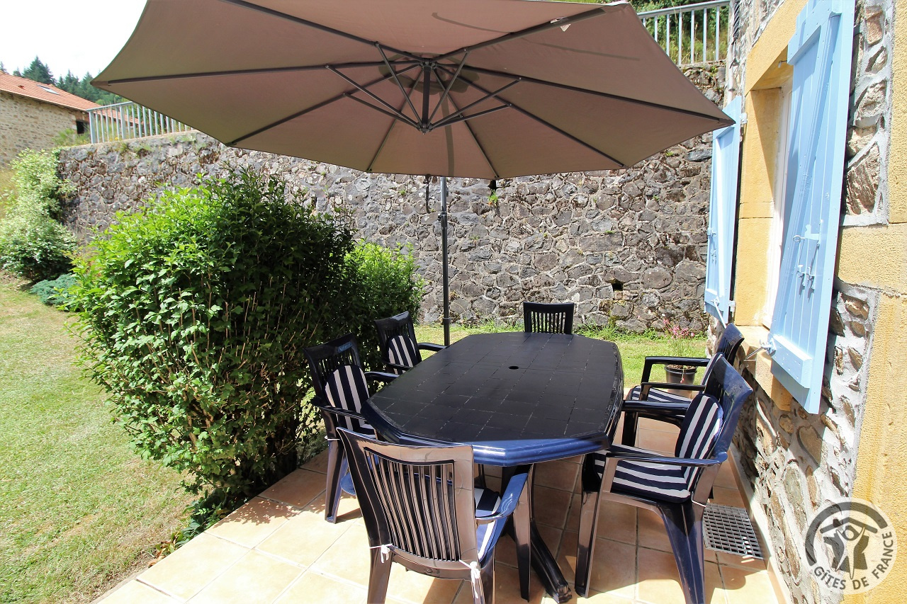 Gîte 'Moulin La Chavanne' à Poule-Les-Écharmeaux (Rhône, Haut-Beaujolais / Beaujolais Vert) : la terrasse privative.
