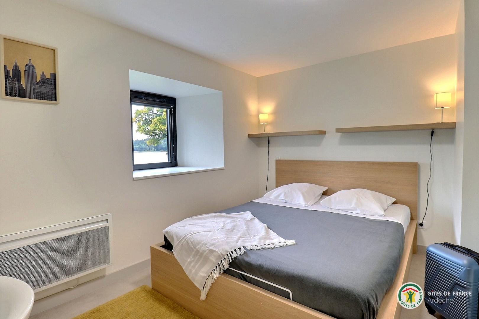 1er étage : chambre avec 1 lit en 160cm