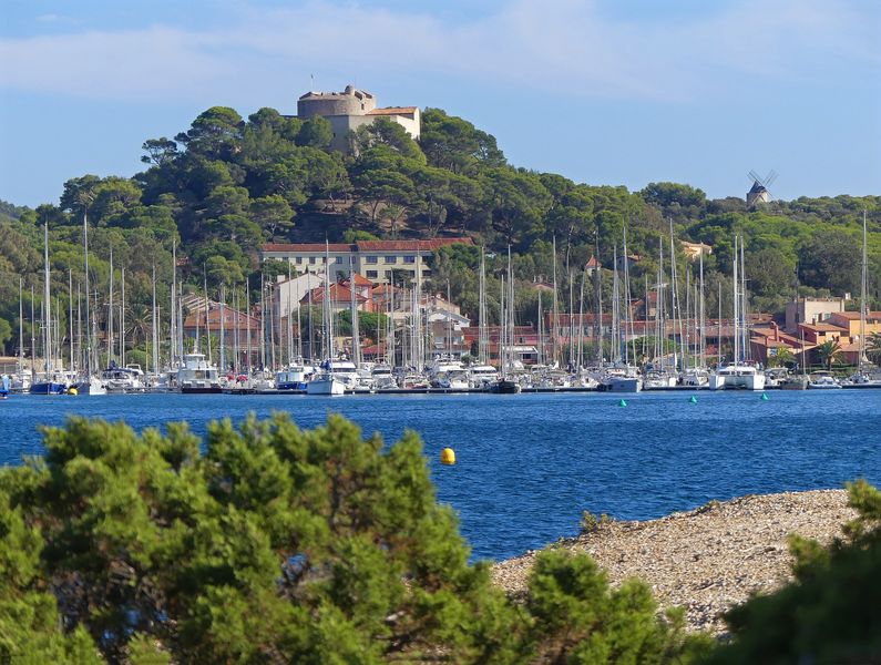 Fort Sainte Agathe dominant le port de Porquerolles
