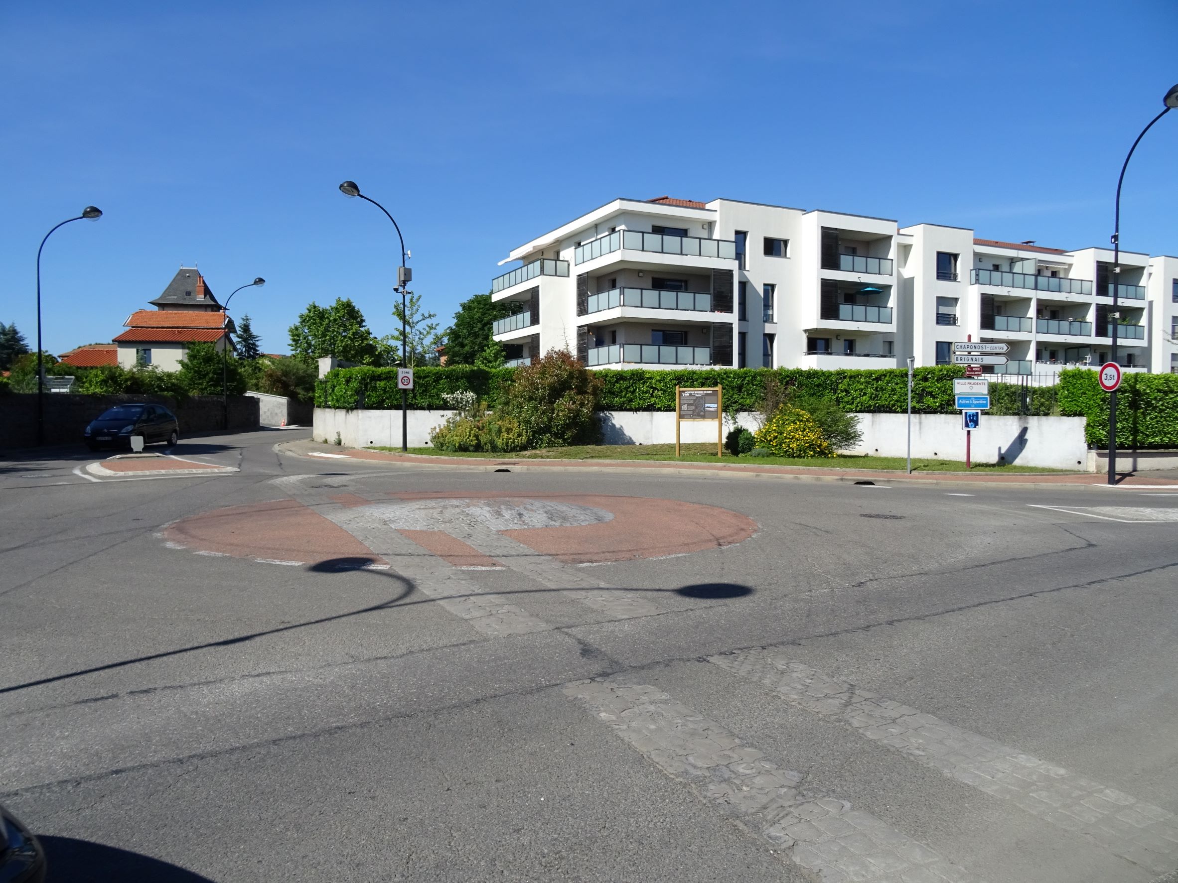 Rond point avec tracé au sol