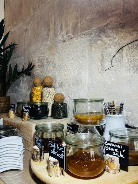 Des pots de confitures, caramel, céréales.