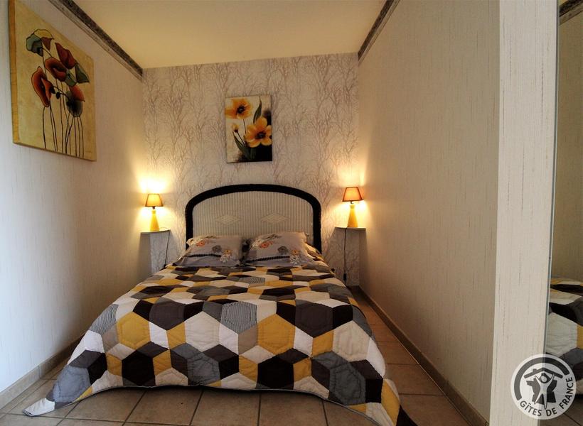 Chambres d\'hôtes \'La Ferme Fleurie\' à Thizy-Les-Bourgs, en Haut Beaujolais, dans le Rhône, proximité Roanne (42) et Lac des Sapins : 1 lit en 1.40 - Chambre \