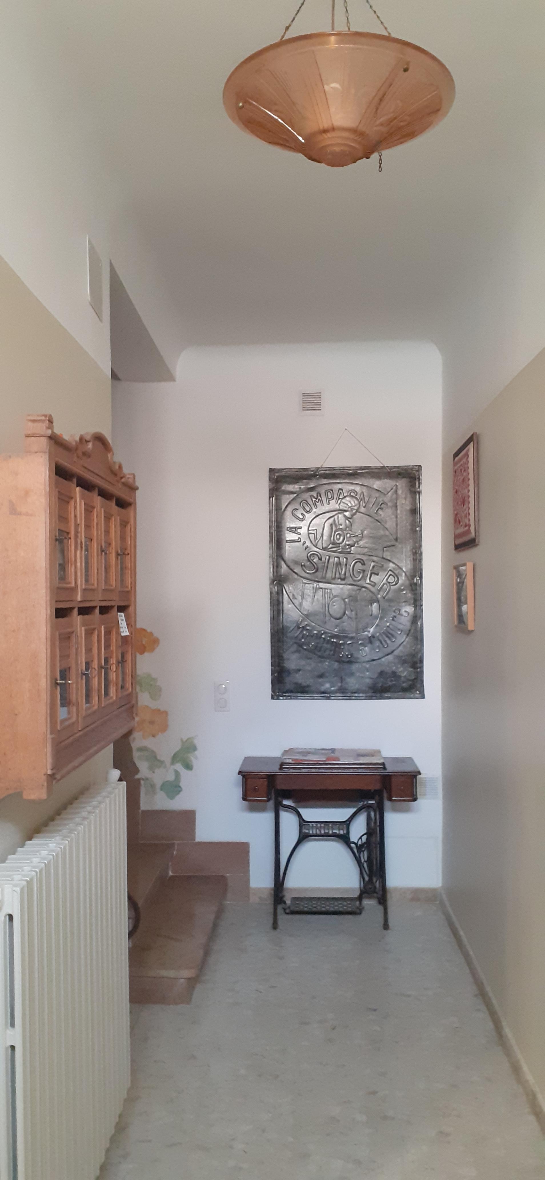 Au coin de la Roquette, maison entière