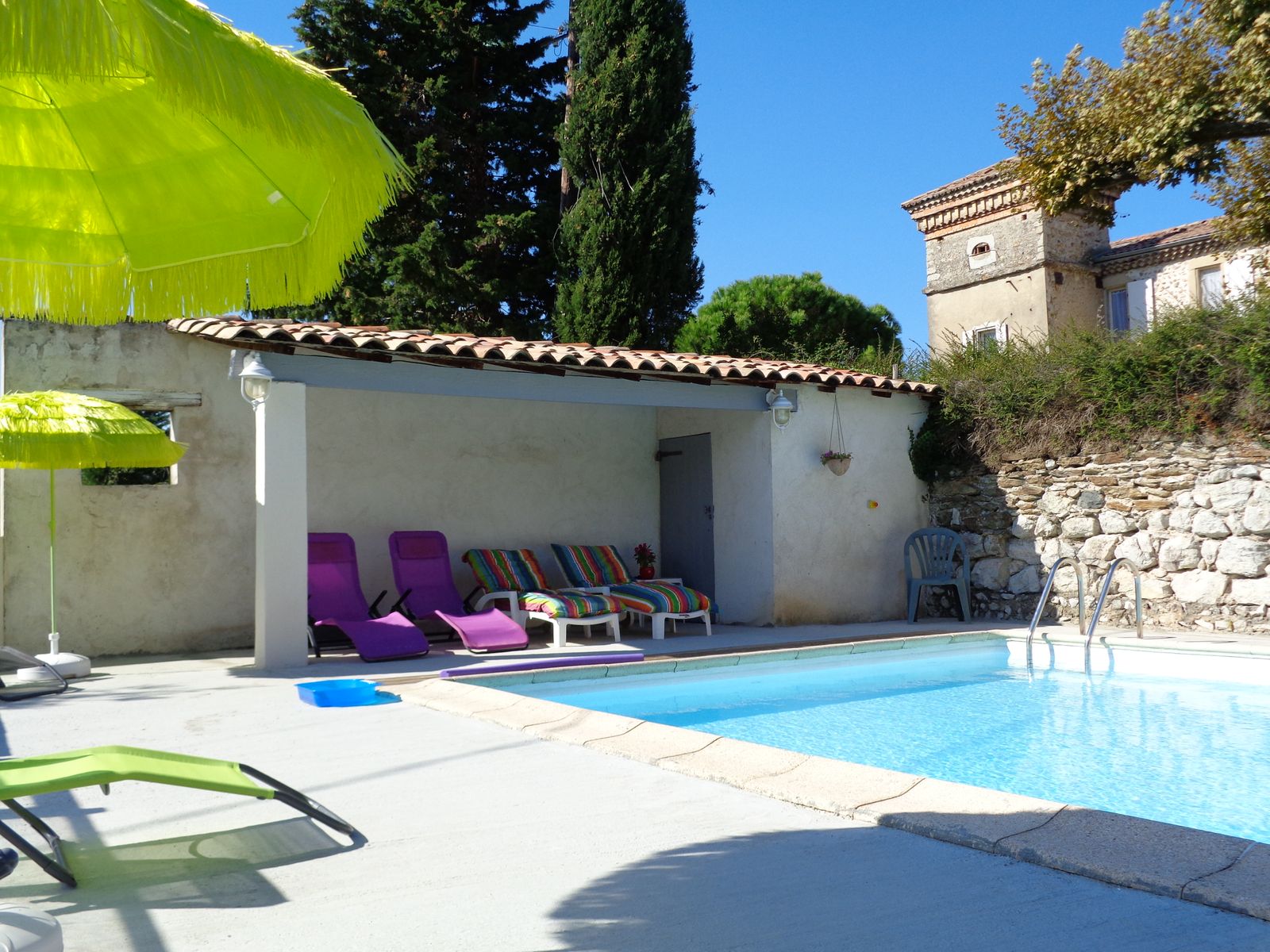 Piscine Plein Sud,  à partager : 10 m x 5 m. Profondeur 1,20 côté Abri (Ouest) et 1,60 m à l'opposé   (côté Est), le fond descend en pente douce.