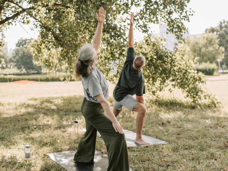 Personnes faisant du yoga en extérieur