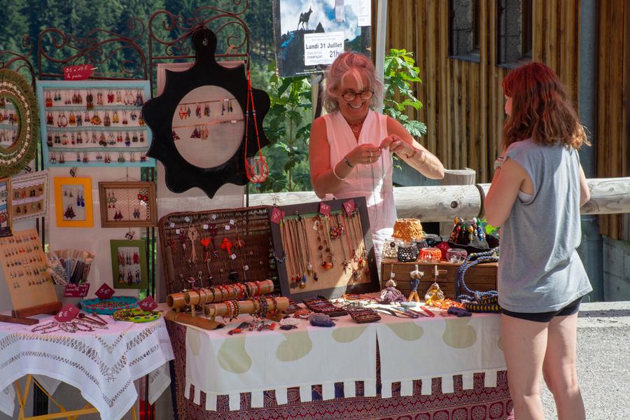Marché artisanal, braderie des commerçants et vide greniers_Champagny-en-Vanoise
