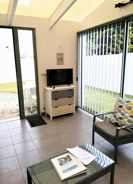 fauteuil, table basse, télévision.