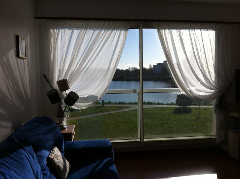 Vue sur le lac de l'intérieur