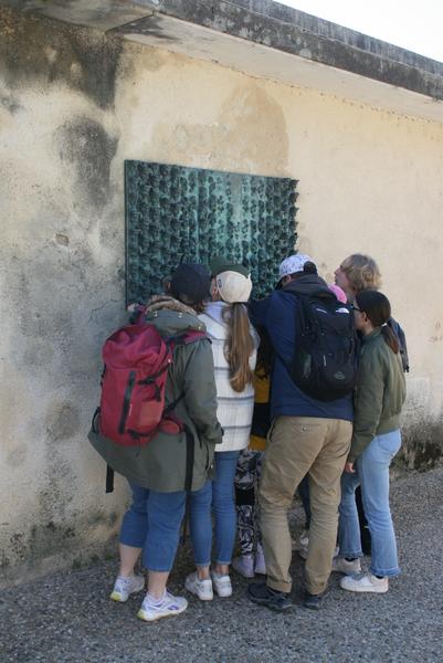 Une famille étudiant l'oeuvre d'art " De génération en génération".