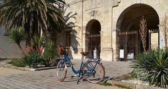 Un vélo devant la "Porte Royale" de la Rochelle.