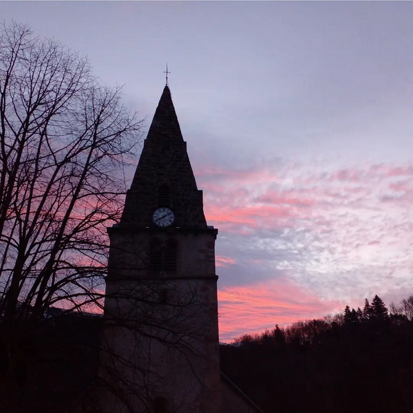 Gite La Maison Pain d'Epices  L'Eglise de Chichilianne en face