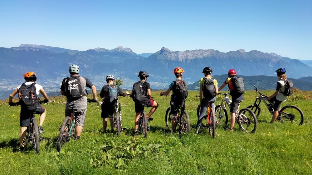 VTT face au massif des Bauges
