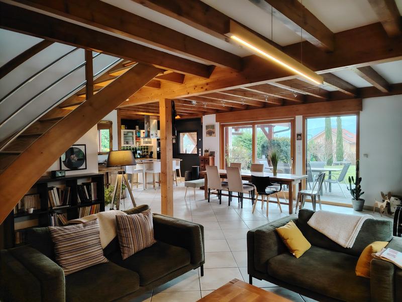 Vue sur la pièce de vie depuis le salon