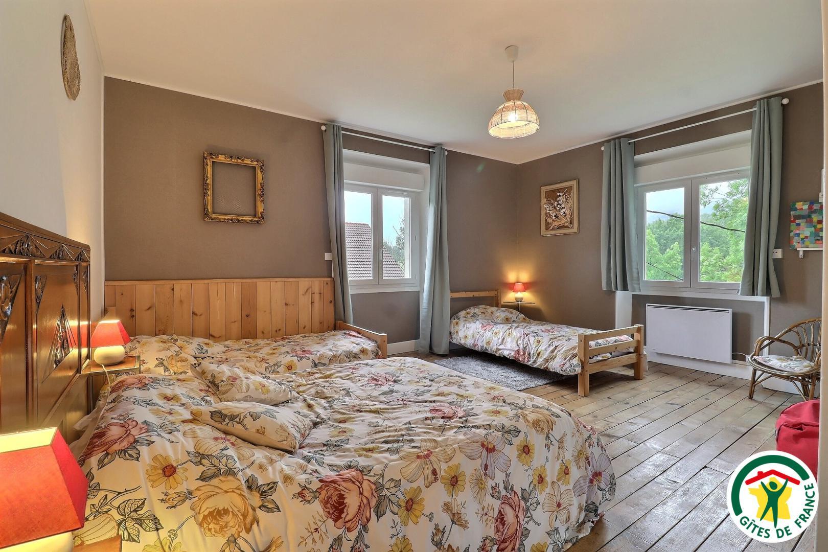 Chambre avec un lit double (1x140x190) et deux lits simples (2x90x190)