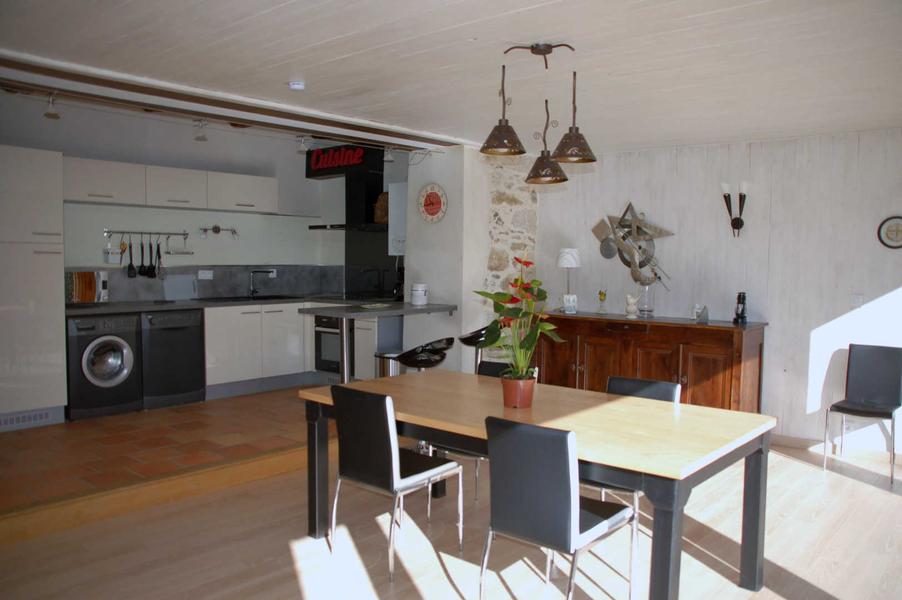 La salle à manger avec coin cuisine