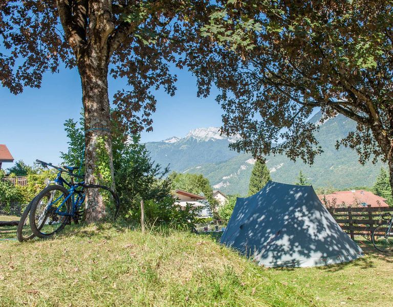Camping nature avec vue sur le lac Annecy