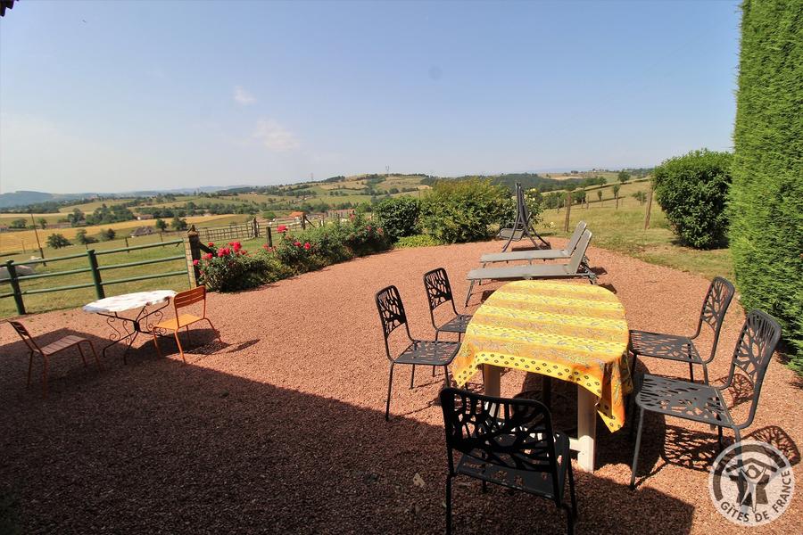 Chambres d\'hôtes \'La Ferme Fleurie\' à Thizy-Les-Bourgs, en Haut Beaujolais, dans le Rhône, proximité Roanne (42) et Lac des Sapins : le jardin clos.