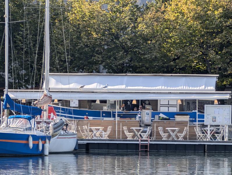 Le bateau-restaurant le P'tit Bleu, vu de l'autre côté du Port.