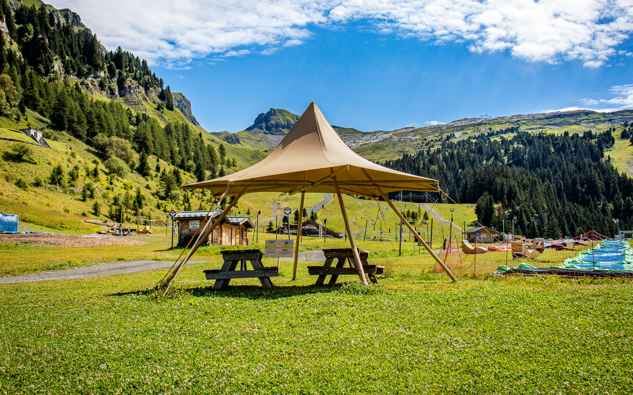 Twee overdekte picknicktafels