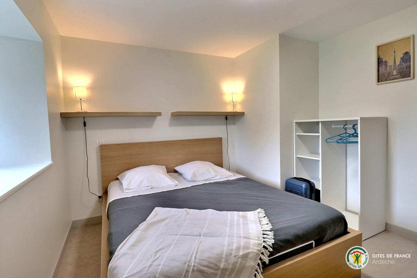 1er étage : chambre avec 1 lit en 160cm