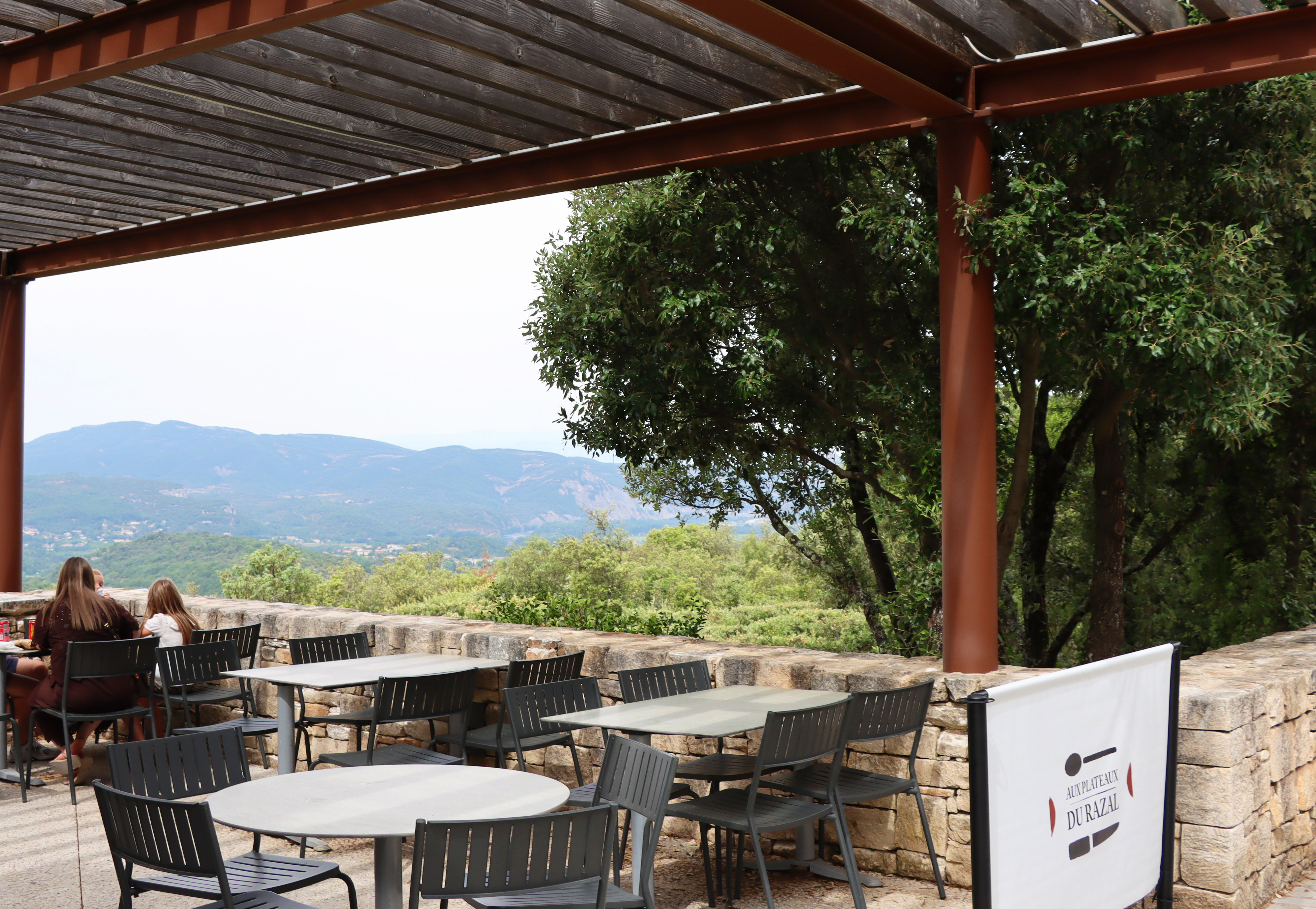 Terrasse du restaurant Aux Plateaux du Razal