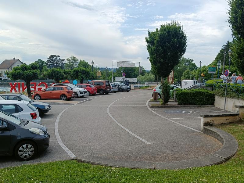 Parking Place du Pont_Saint-Genix-les-Villages