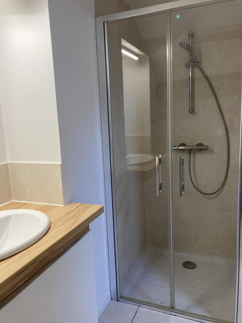 A l?étage, même niveau que les chambres, la salle d?eau