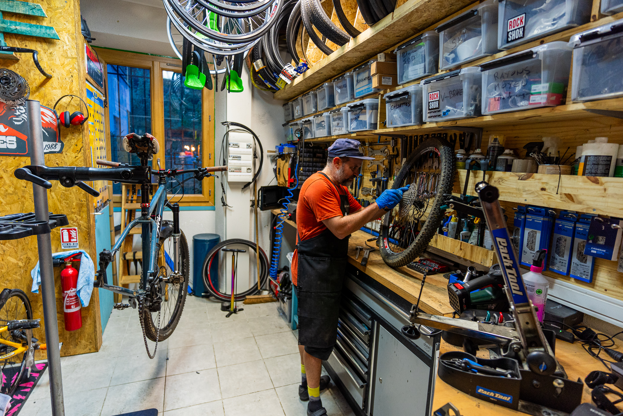 le magasin de vélo avec le réparateur vélo en action