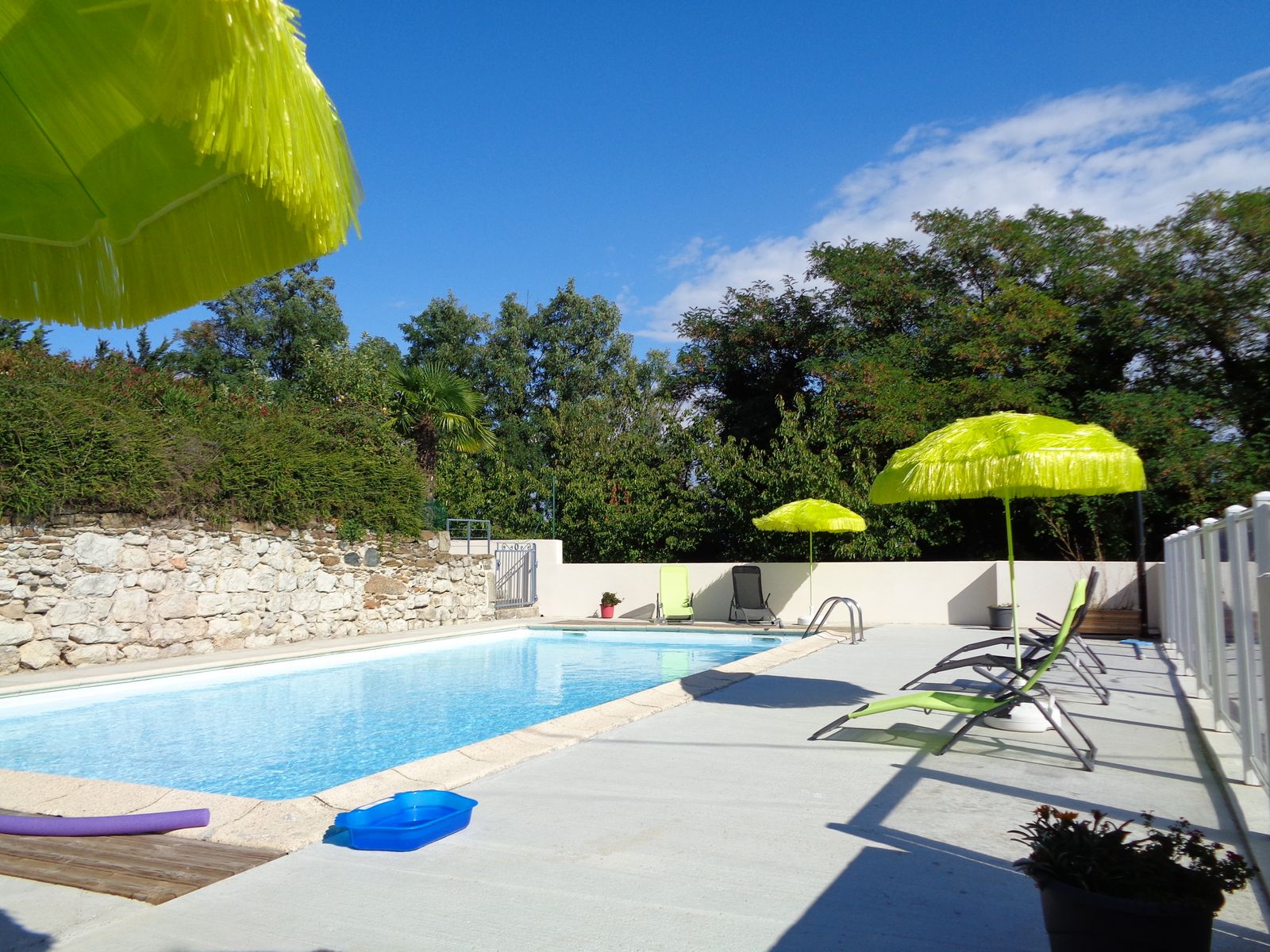 PISCINE sécurisée : 5 X 10 m, à partager, plages et sièges privatifs