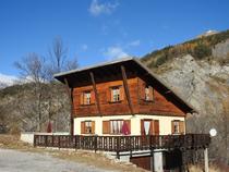 Vue du chalet avec terrasse sur deux étages